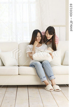 若い女性（読書） 4930139
