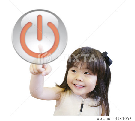 電源スイッチを押す女の子 4931052