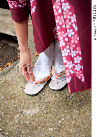 草履を履く女性 草履を履く女性 4931185