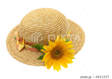 ヒマワリと麦わら帽子の写真素材