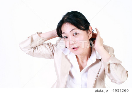 髪の毛を気にするミドル女性 4932260