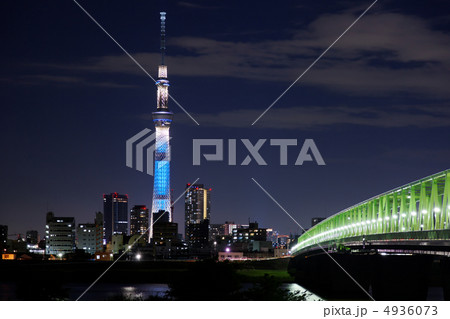 東京スカイツリーのライトアップ・粋と木根川橋の明かり 東京スカイツリーのライトアップ・粋と木根川橋の明かり 4936073