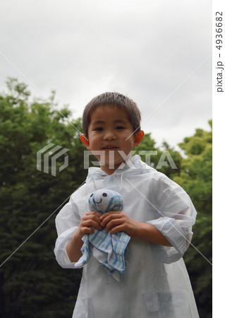 梅雨 雨季 雨 (男の子 子供 小学生 てるてるぼうず) 4936682