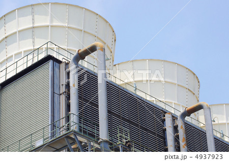 火力発電所の冷却塔 4937923