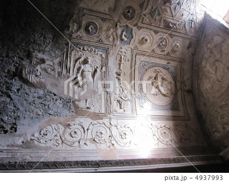 ポンペイ遺跡 浴場の彫刻 ポンペイ遺跡 浴場の彫刻 4937993