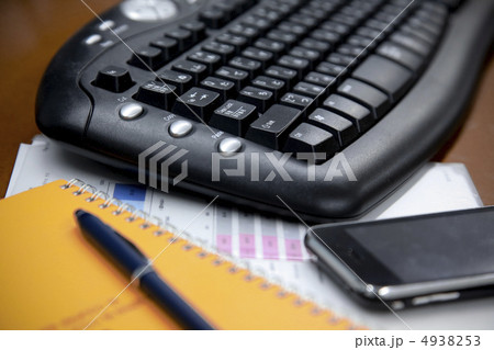 デスク上のビジネスツール 4938253