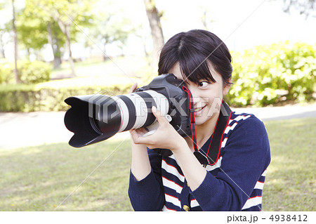 カメラを構える女性 モデル 大友 歩の写真素材