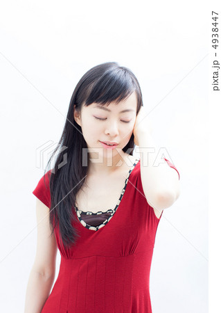 目を瞑った女性 4938447