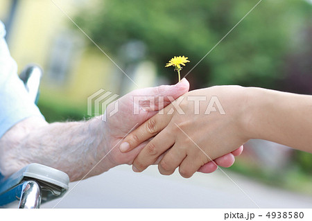 シニアの手をとる 4938580