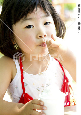 ソフトクリームを食べる女の子 4938846
