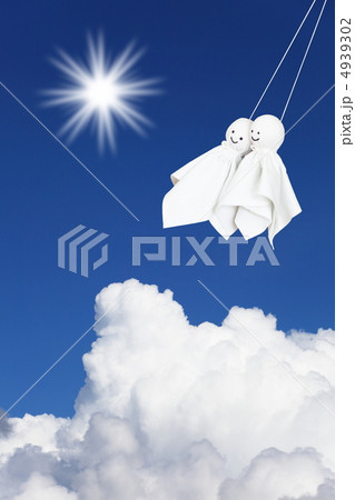 梅雨明けの空とてるてるぼうず 4939302