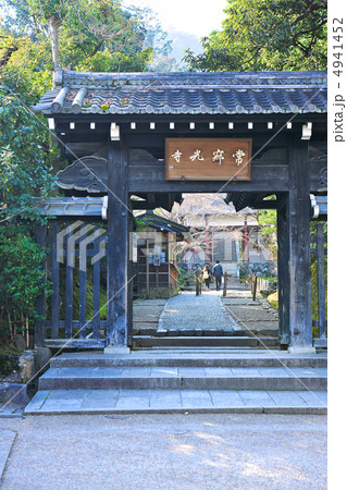 京都嵯峨野　常寂光寺の山門 4941452