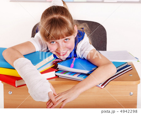 Child with broken arm. 4942298