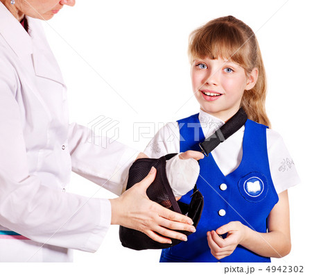 Child with broken arm. 4942302