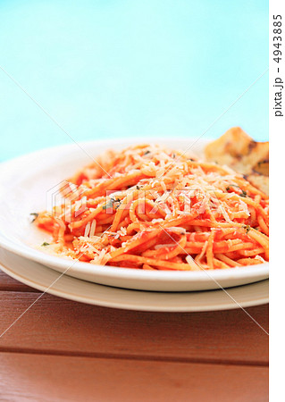 プールサイドレストランで食べるナポリタン プールサイドレストランで食べるナポリタン 4943885