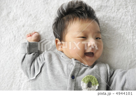 生後2ヶ月の赤ちゃん 4944101