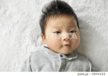 生後2ヶ月の赤ちゃん 4944103
