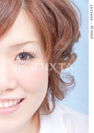 女性の顔半分のクローズアップ 4944147