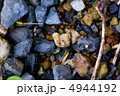 雨上がりの砂利 4944192