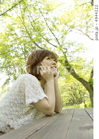 森林で休む女性 森林で休む女性 4944222