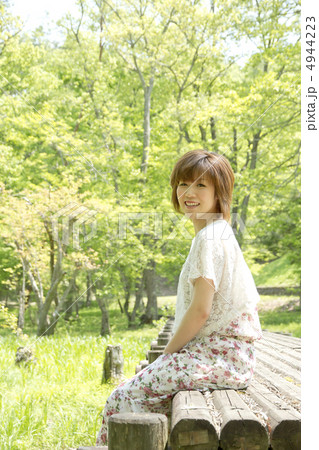 森林浴をする女性 森林浴をする女性 4944223