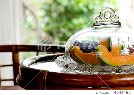 フルーツと蓋付きドーム型の皿 4944469