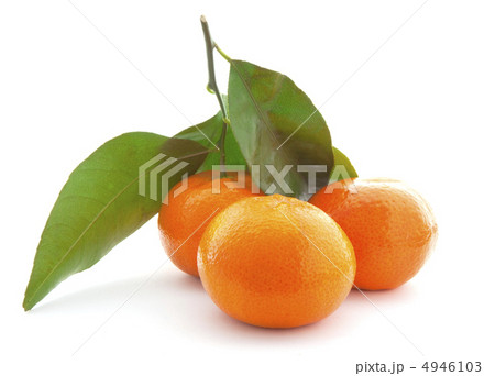 Mandarin with green leaf. 4946103