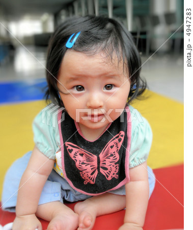 お座り A Baby sitting on the Mattress お座り A Baby sitting on the Mattress 4947283