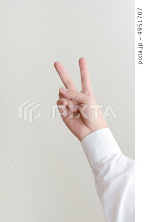 ピースするビジネスマン 4951707