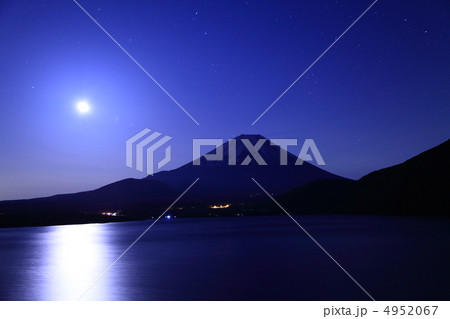 月明かりと富士山 4952067