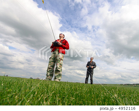 Two Man controls RC gliders 4952116