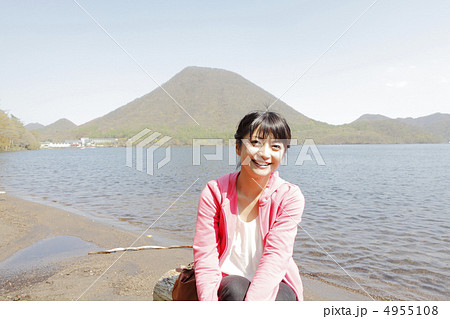 榛名富士と女性観光客 モデル:大友 歩 榛名富士と女性観光客 モデル:大友 歩 4955108