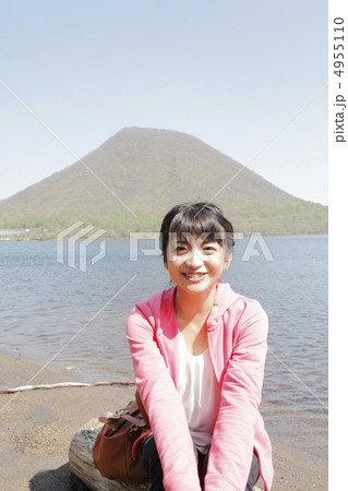 榛名富士と女性観光客 モデル:大友 歩 榛名富士と女性観光客 モデル:大友 歩 4955110