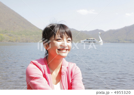 榛名湖畔と女性 モデル:大友 歩 榛名湖畔と女性 モデル:大友 歩 4955320