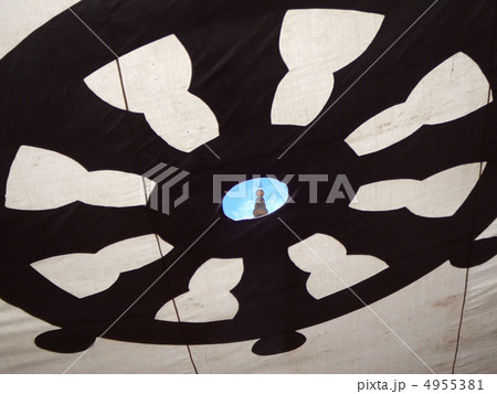 チベット ジョカン寺の旗から見える塔 チベット ジョカン寺の旗から見える塔 4955381