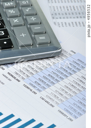 The calculator and the financial report The calculator and the financial report 4956532