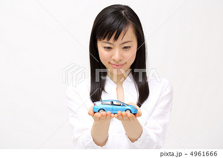 ミニカーを持つ女の子 4961666