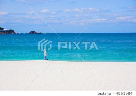 砂浜を歩く人 4961984