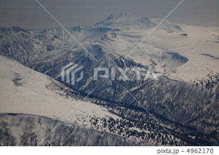 旭岳山頂から見る雪のトムラウシ山 旭岳山頂から見る雪のトムラウシ山 4962170
