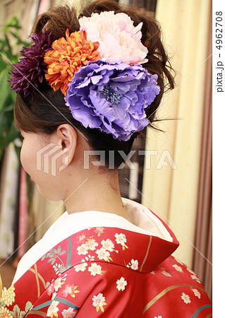 控え室でヘアセットしてもらった打掛けの花嫁 和装ウエディング 控え室でヘアセットしてもらった打掛けの花嫁 和装ウエディング 4962708