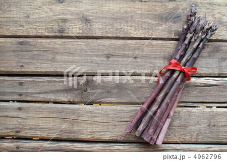 リボンをかけた北海道産ムラサキアスパラ　お中元イメージ 4962796