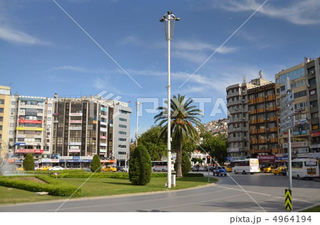 イズミルの中心部、背後の丘には住宅が密集している 4964194