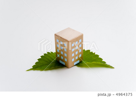 ビルと葉（雲なし） 4964375