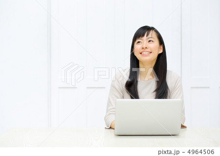 ノートパソコンと女の子 4964506