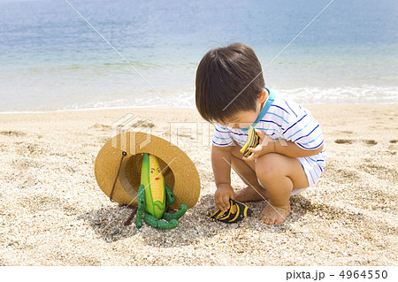 海で遊ぶ子供 海で遊ぶ子供 4964550