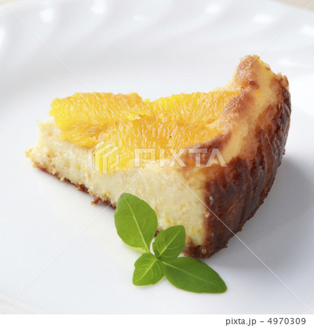 手作りのオレンジクリームチーズケーキの写真素材