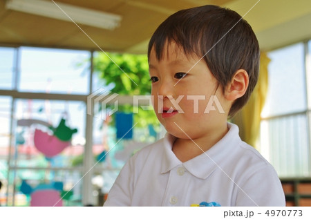 微笑む園児 4970773