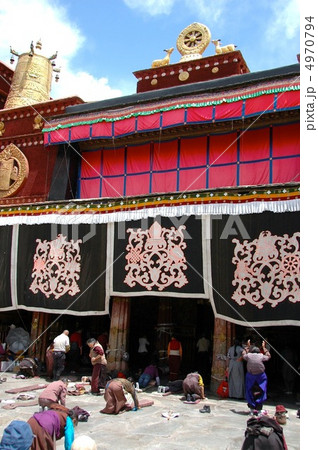 チベット・ラサ　仏教の聖地　ジョカン　祈る人々 4970794