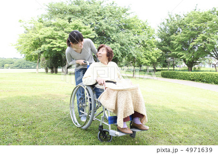 みつめあう2人 4971639