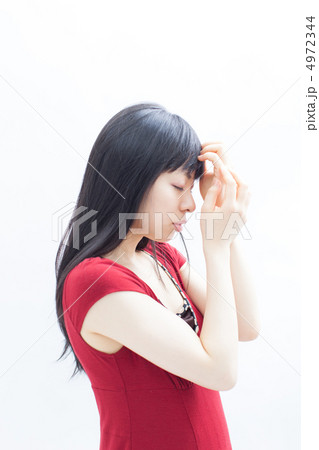 悲しむ女性 悲しむ女性 4972344